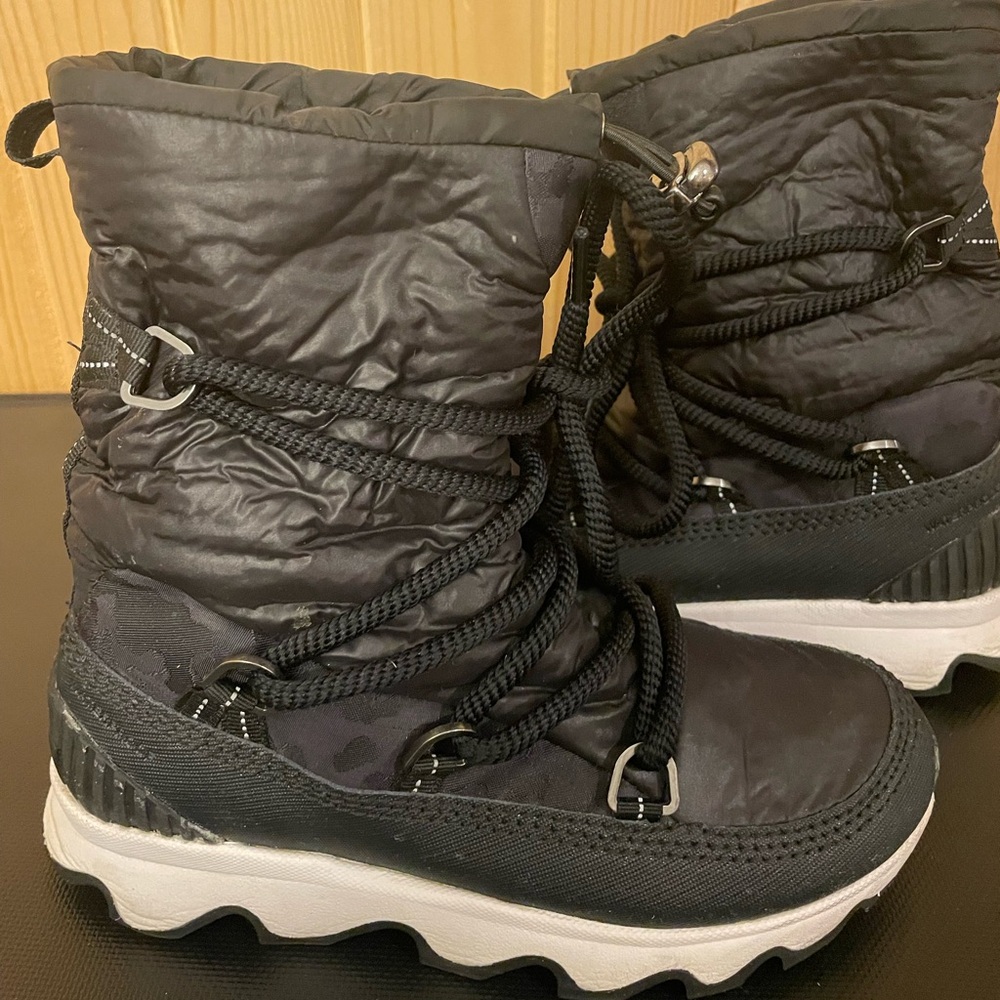 Womens Sorel Kinetic waterproof black boot. Size 6